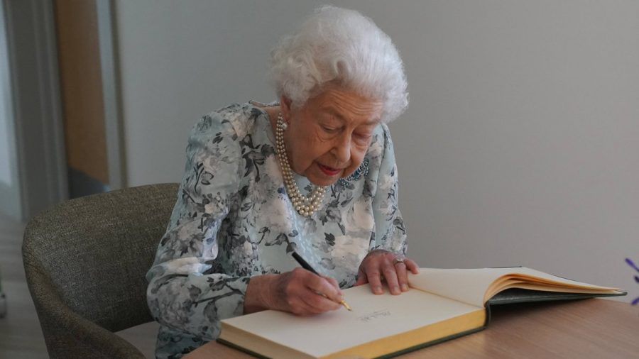 Die königliche Signatur der Queen ist nun auf drei neuen Münzen zu sehen. (eee/spot)