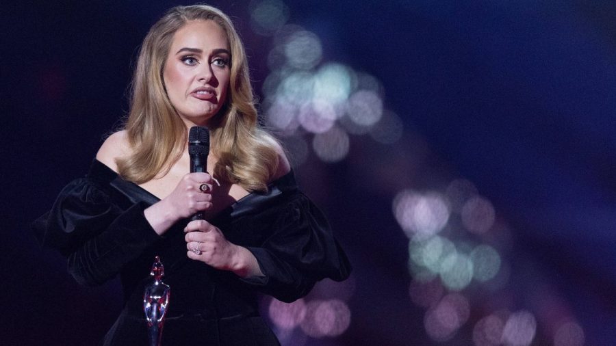 Adele wirkt leicht zerknirscht auf der Bühne im Glitzerkleid