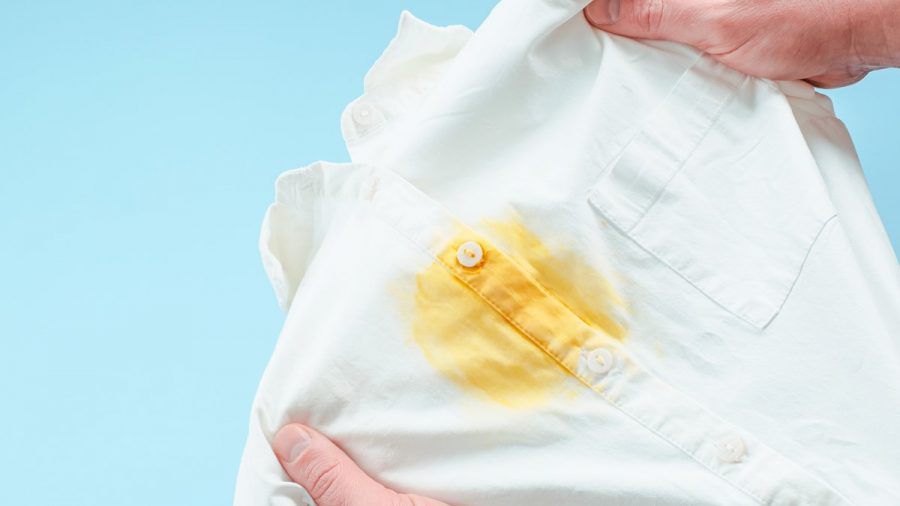 Sonnencreme verursacht auf weißer Kleidung zumeist gelbe oder Fettflecken. (eee/spot)