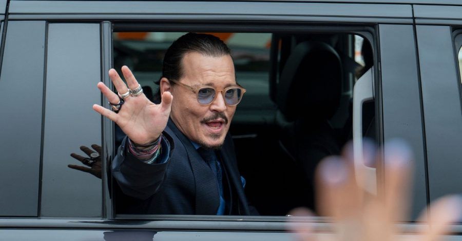 Der Schauspieler Johnny Depp winkt seinen Fans zu.