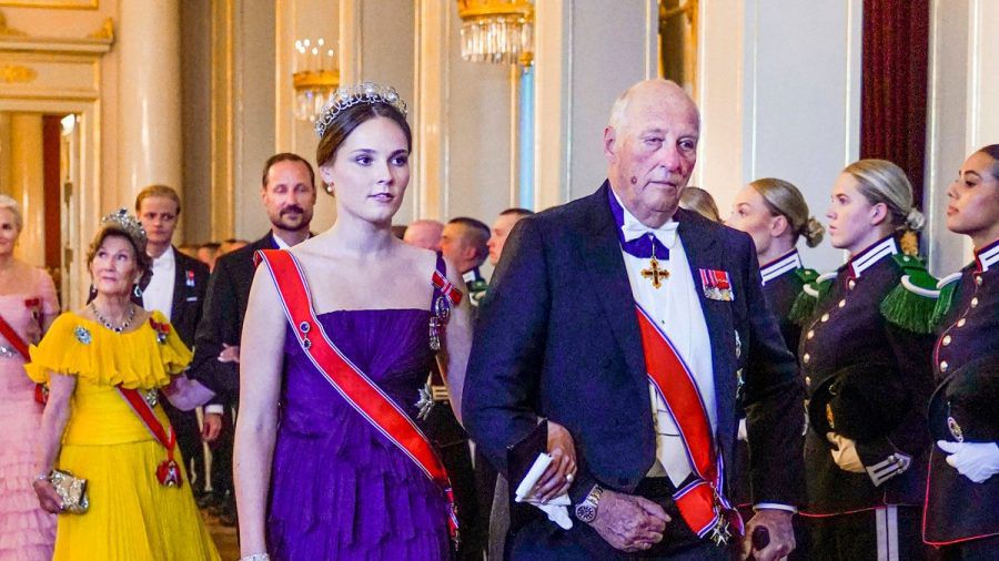 König Harald mit Prinzessin Ingrid Alexandra von Norwegen bei einem königlichen Gala-Dinner im Juni 2022. (jom/spot)