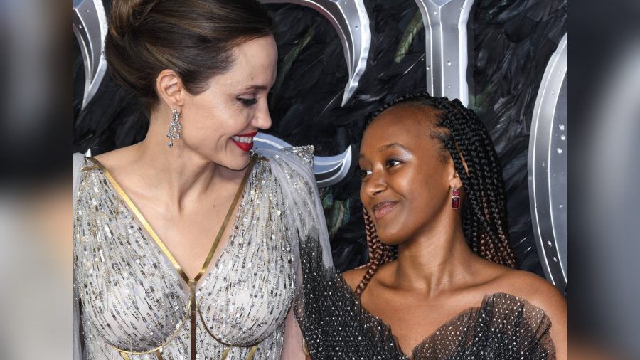 Stolze Mama: Angelina Jolie (l.) mit Tochter Zahara Jolie-Pitt im Jahr 2019. (smi/spot)