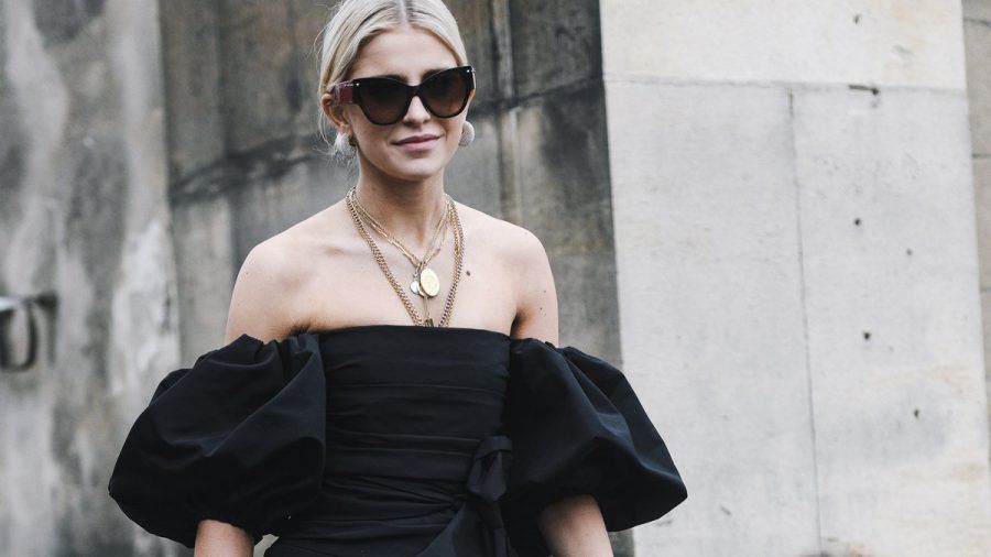 Perfekt für jeden Anlass: Outfits in Schwarz von Kopf bis Fuß funktionieren auch im Sommer - das zeigen unter anderem die Looks von Caro Daur. (the/spot)