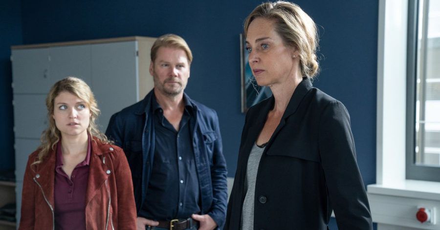 Kommissar Winkler (Kai Scheve, M) und Kommissarin Szabo (Lara Mandoki, l) befragen Professor Doktor Sybille Köhler (Sophie von Kessel).