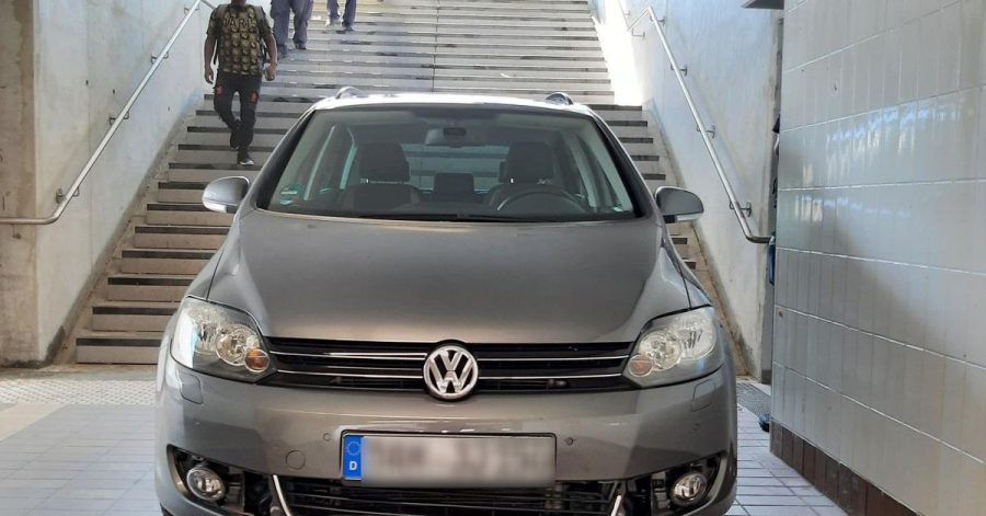 Ein Auto in einer Unterführung in München. Der 86 Jahre alte Fahrer hatte den Eingang des Tunnels mit einem Parkhaus verwechselt.