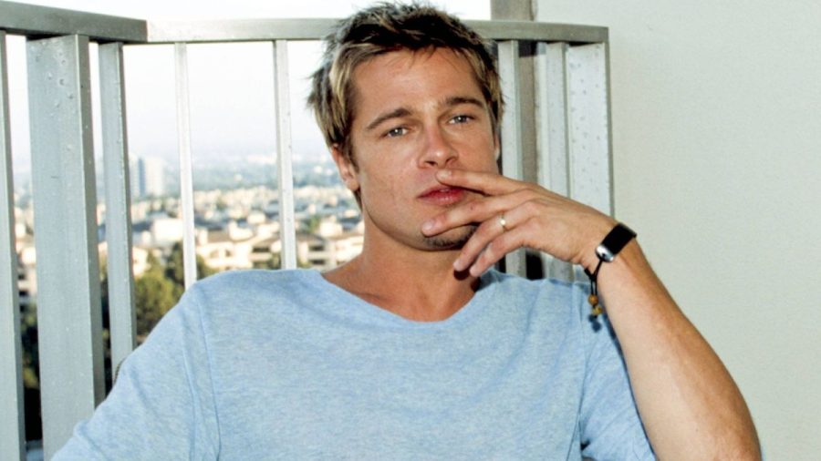 Brad Pitt 2000 in einem hellblauen Shirt auf dem Balkon