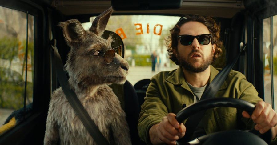 Dimitrij Schaad (r) als Marc-Uwe und das Känguru in «Die Känguru-Verschwörung».