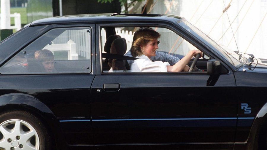 Der schwarze Ford Escort mit dem blauen Zierstreifen gehörte einst Prinzessin Diana. (ili/spot)