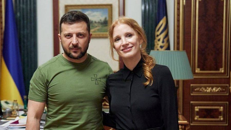 Jessica Chastain mit Ukraine-Präsident Wolodymyr Selenskyj. (smi/spot)