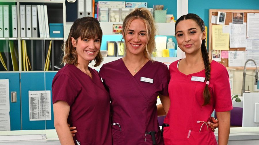 Der "Bettys Diagnose"-Cast um Rike Köhler (Isabell Horn), Betty Weiss (Annina Hellenthal), Ava Edemir (Rona Özkan, v.l.n.r.) bekommt Verstärkung. (jom/spot)
