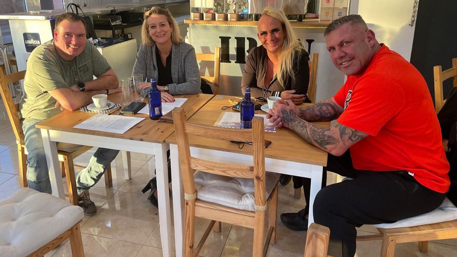 Caro und Andreas Robens sitzen mit Bewerbern an einem Tisch