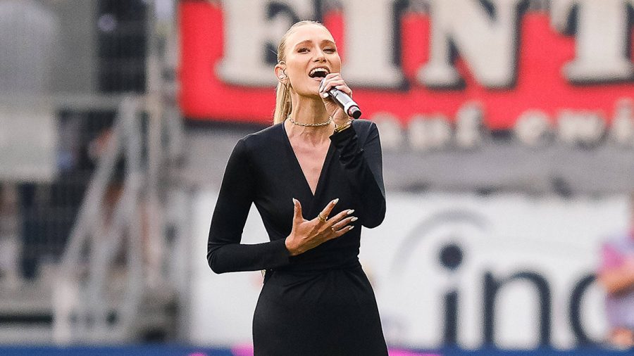 Carolin Niemczyk bei der Hymne, Eintracht Frankfurt vs. FC Bayern Muenchen,