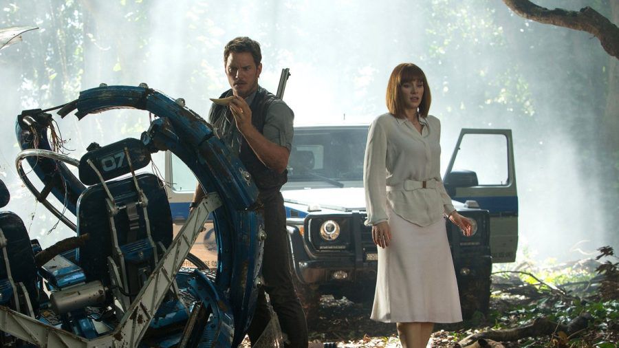 "Jurassic World": Im Wald des Parks finden Owen (Chris Pratt) und Claire (Bryce Dallas Howard) das zerstörte Fahrgerät von Claires Neffen. (cg/spot)