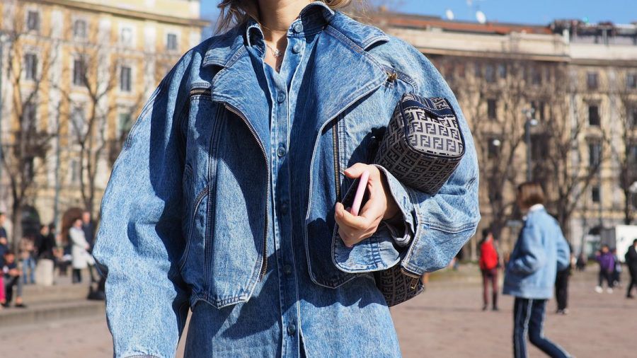 Mit einem Jeanshemd als Basis macht man diesen Sommer alles richtig. (the/spot)