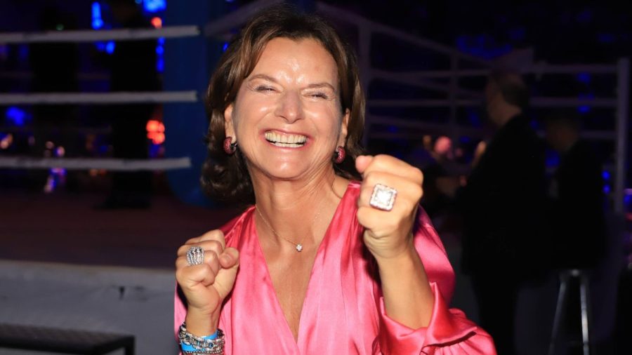 Claudia Obert im pinken Seidenoberteil mit Box-Pose