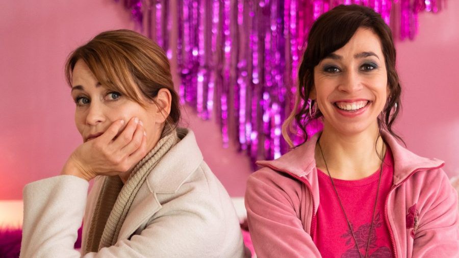 "Dreiraumwohnung": Bei der Wohnzimmer-Deko kommt die beigefreudige Konstanze (Anja Kling, l.) mit der pinkliebenden Jackie (Carol Schuler) an ihre Grenzen. (cg/spot)