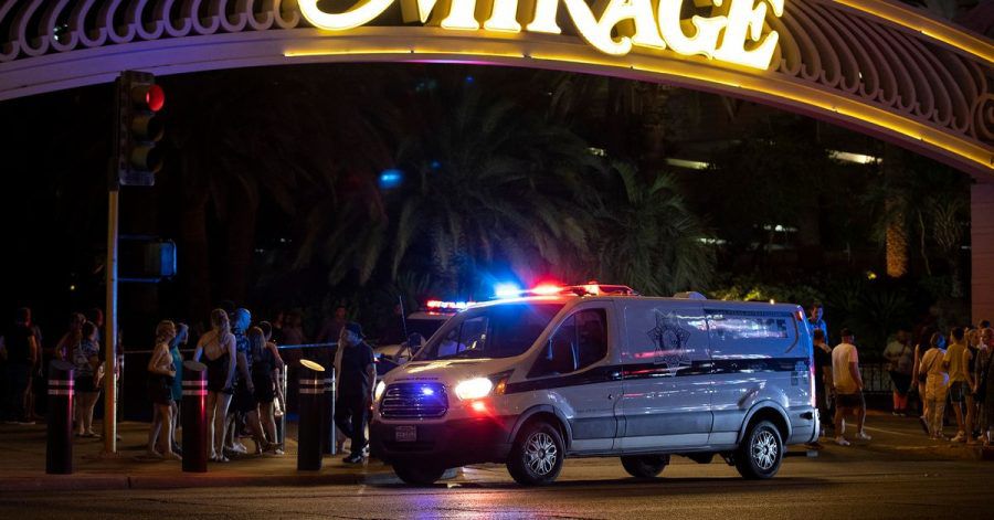 Ein Einsatzwagen der Stadtpolizei steht vor dem Hotel «Mirage» in Las Vegas, nachdem Schüsse in einem Zimmer des Hotels gefallen waren.