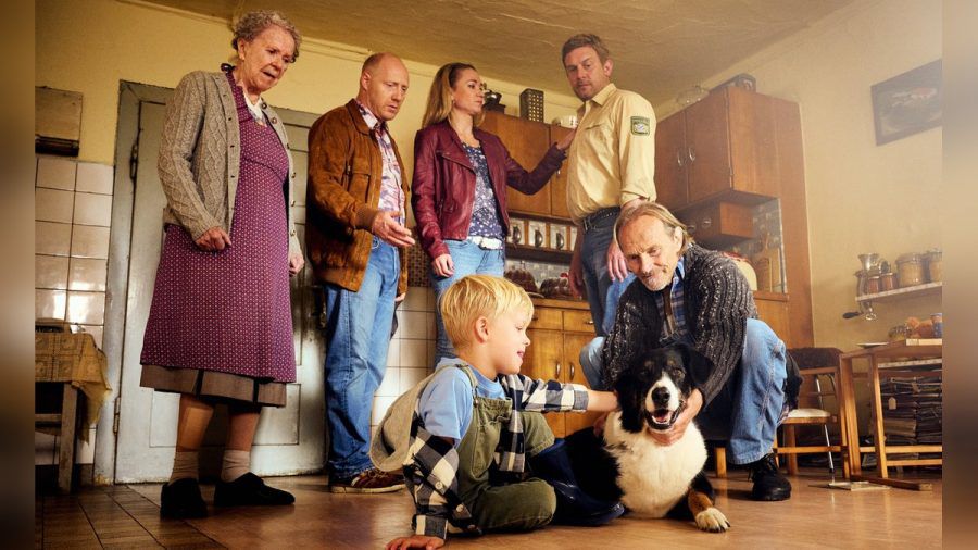"Guglhupfgeschwader": Familie Eberhofer heißt Hund Hinkelotta herzlich willkommen. (ili/spot)