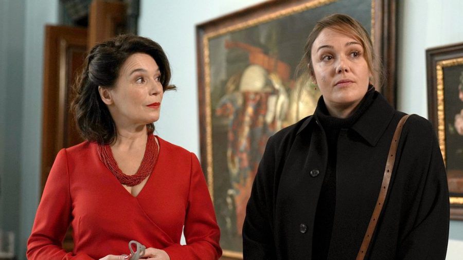 "Der Tod kommt nach Venedig": Anna (Alwara Höfels, r.) spricht mit der Museumsleiterin Alexandra von Reuten (Julia Stemberger). (cg/spot)