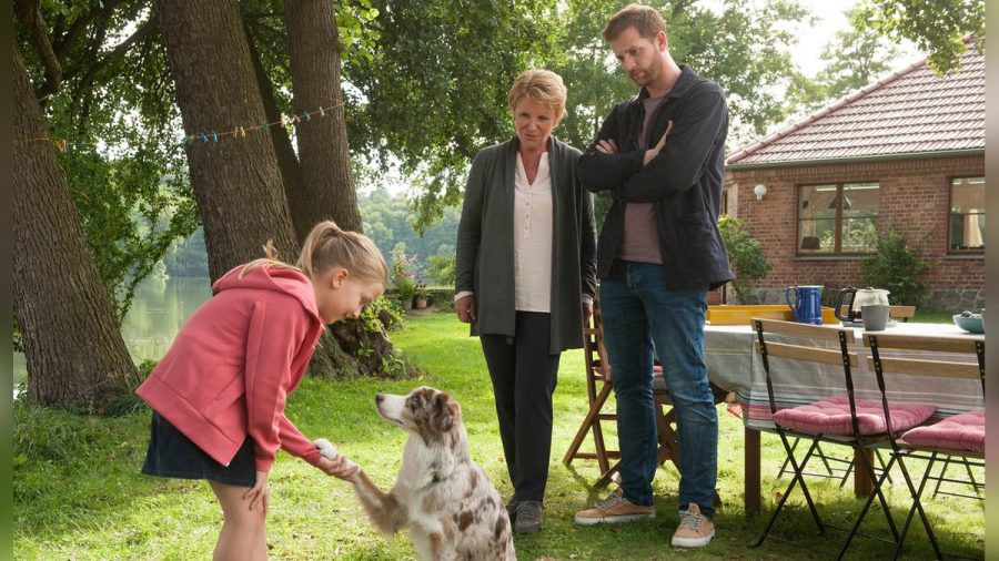 "Käthe und ich: Papakind": Hildegard (Mariele Millowitsch) und Paul (Christoph Schechinger) beobachten, wie Emma (Martha Haberland) den Kontakt zu Therapiehündin Käthe aufnimmt. (cg/spot)