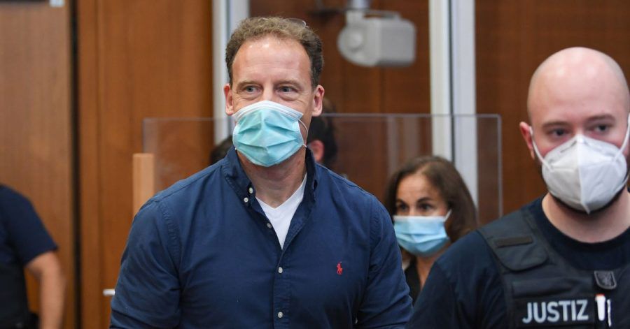 Der Unternehmer Alexander Falk (M) kommt in Begleitung von Justizbeamten zur Urteilsverkündung.