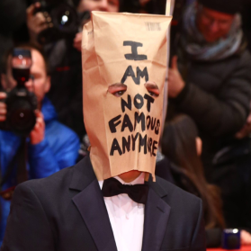 shia labeorf unter papiertüte