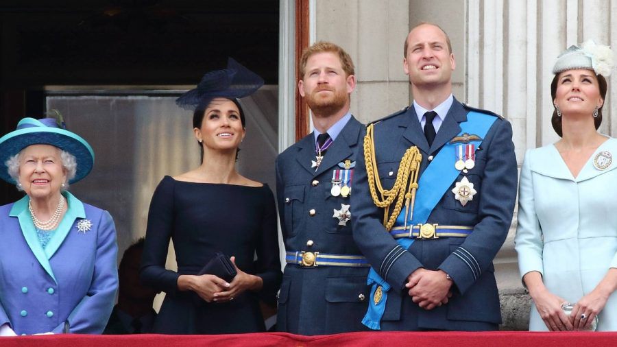 Im Sommer 2018 standen sie noch gemeinsam auf dem Balkon des Buckingham Palastes (v.l.): Queen Elizabeth II., Herzogin Meghan, Prinz Harry, Prinz William und Herzogin Kate. (ili/spot)