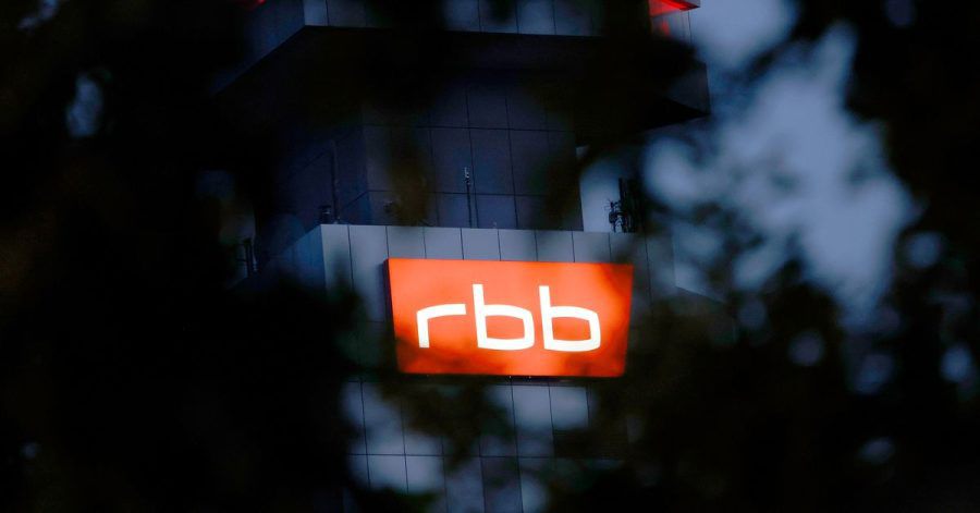 Das beleuchtete Logo des Senders Rundfunk Berlin-Brandenburg (RBB) an der Fassade am Sitz des Senders in Berlin.