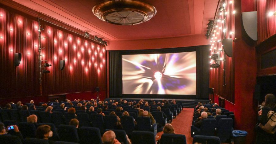 Kinobesucher sitzen zur Premiere des Films «Komm mit mir in das Cinema - Die Gregors» mit Masken und Abstand im Delphi-Filmpalast in Berlin.