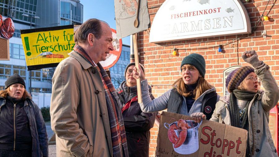 "Die Kanzlei: Wieder vereint": Markus Gellert (Herbert Knaup, l.) spricht mit Demonstranten. (cg/spot)