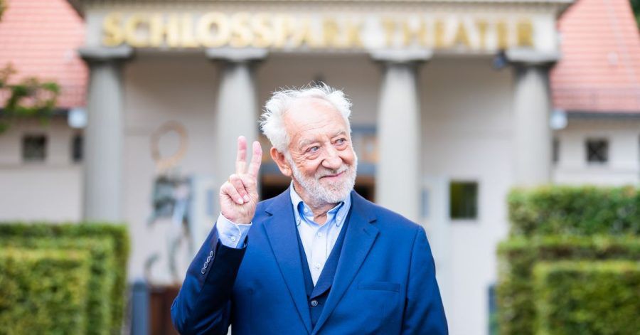 Der Intendant und Schauspieler Dieter Hallervorden vor dem Schlosspark Theater in Berlin.