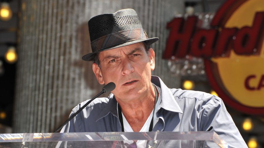 Schauspieler Charlie Sheen hat sich vor Jahren mit HIV infiziert. (amw/spot)
