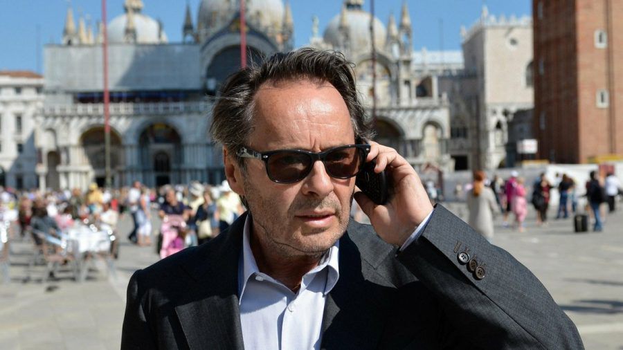 "Donna Leon: Reiches Erbe": Commissario Brunetti (Uwe Kockisch) muss mit Fingerspitzengefühl vorgehen. (cg/spot)