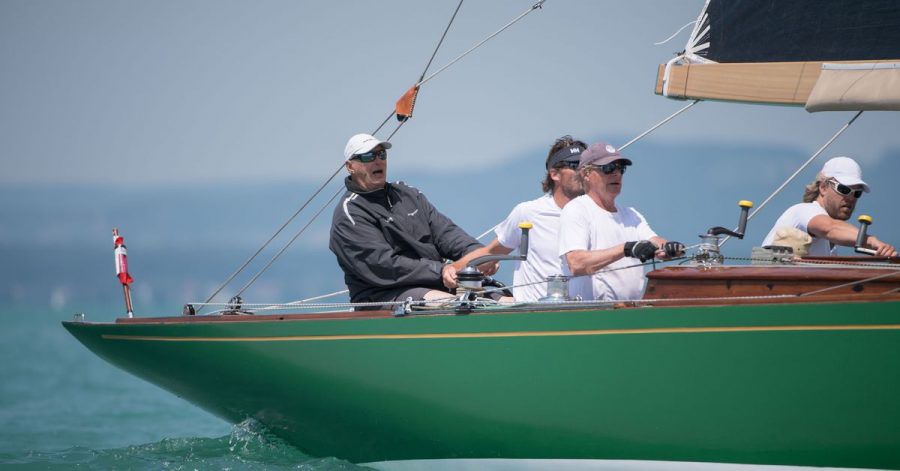 Anfang Juli nahm König Harald V. von Norwegen (l) an der Segel-Weltmeisterschaft in der Acht-Meter-Klasse auf seiner Yacht «Sira» auf dem Bodensee teil.