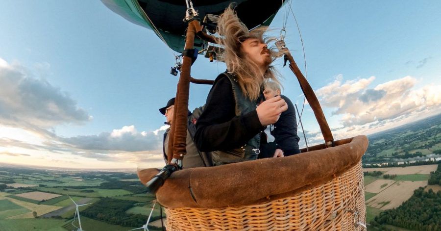 Der Hamburger Musiker Johannes «Johnny» Ritter spielt im Korb eines Heißluftballons 327 Meter über dem Festivalgelände des Wacken Open Air ein Luftgitarren-Solo.