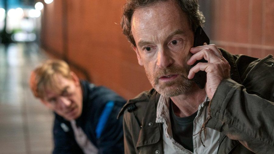 "Tatort: Heile Welt": Kommissar Peter Faber (Jörg Hartmann, r.) erhält schlechte Nachrichten. (cg/spot)
