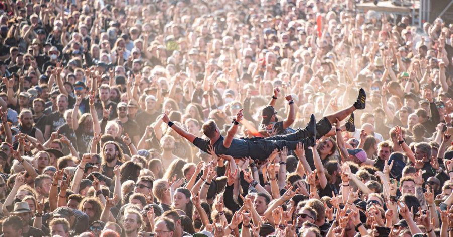 Crowdsurfen in Wacke. Das WOA gilt als größtes Heavy-Metal-Festival der Welt.