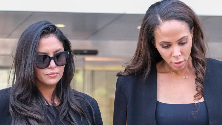 Vanessa Bryant (l.) verlässt das Gerichtsgebäude. (jes/spot)