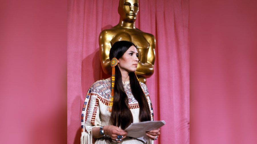Schauspielerin Sacheen Littlefeather bei ihrem Oscar-Auftritt von 1973. (ili/spot)