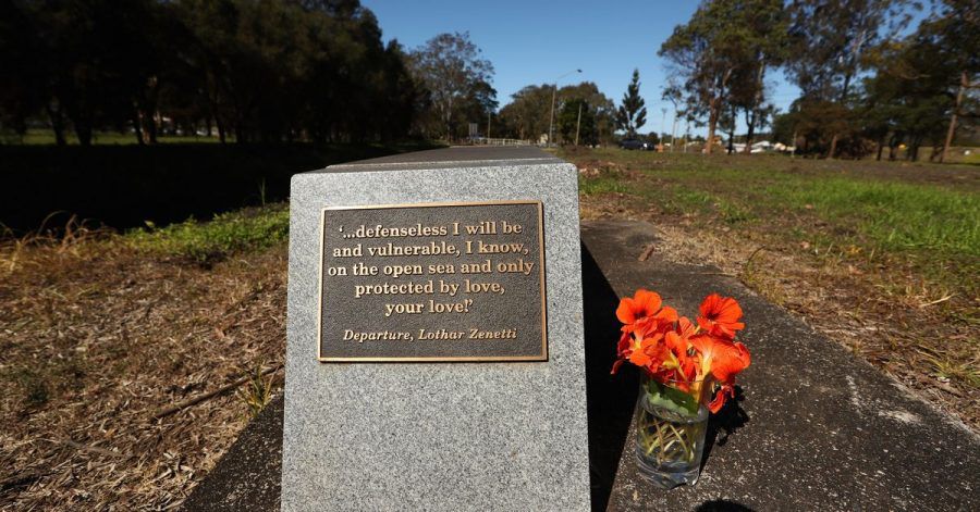 Eine Gedenktafel für die deutsche Rucksacktouristin Simone Strobel steht vor dem Lismore Centra Tourist Park in Lismore.