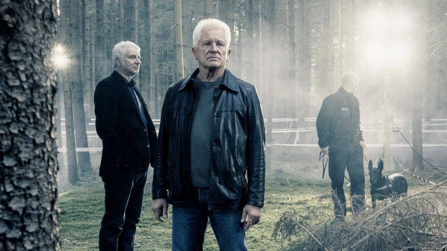"Tatort: Lass den Mond am Himmel stehn": Die Kriminalhauptkommissare Franz Leitmayr (Udo Wachtveitl) und Ivo Batic (Miroslav Nemec) am Fundort von Emils Fahrrad. (cg/spot)