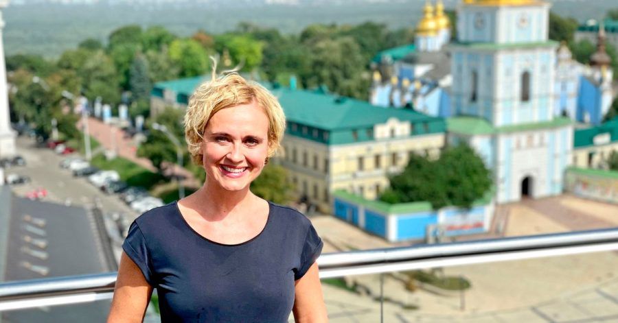 «Tagesthemen»-Moderatorin Caren Miosga vor dem St. Michaelskloster in Kiew.