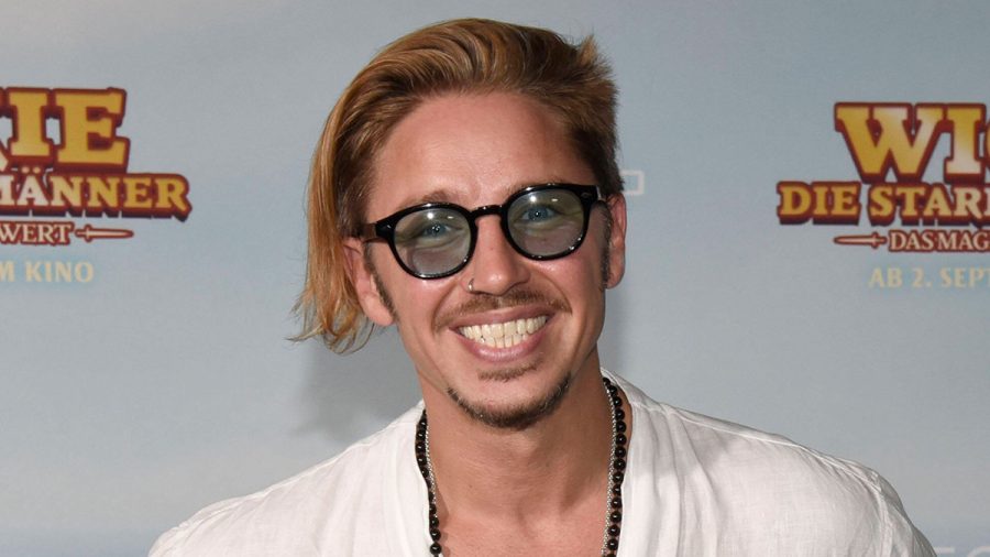 Gil Ofarim lacht