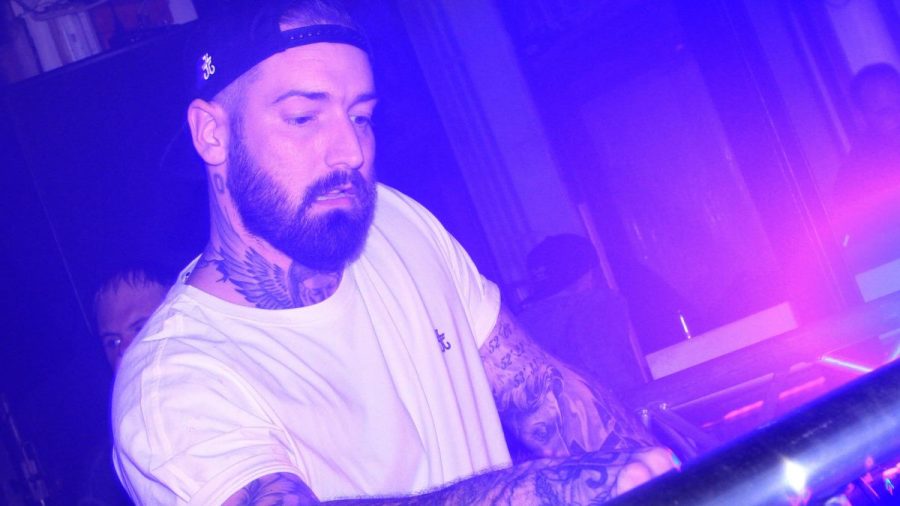 Jan Leyk am DJ-Pult eines Clubs.