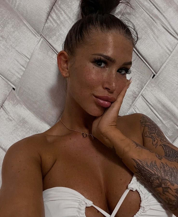 Jennestina Amor macht ein Selfie im weißen Bikini