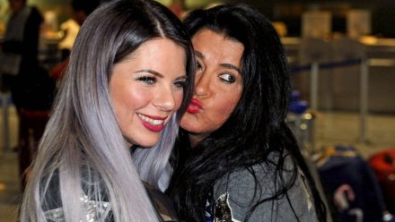Als Mutter versucht Iris Klein alles richtig zu machen und Jenny Frankhauser (li) beizustehen.