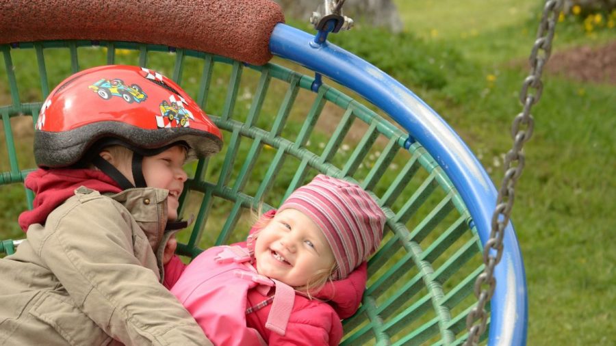 Kinder mit Fahrradhelm