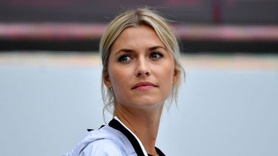 Model Lena Gercke wirkt gestresst