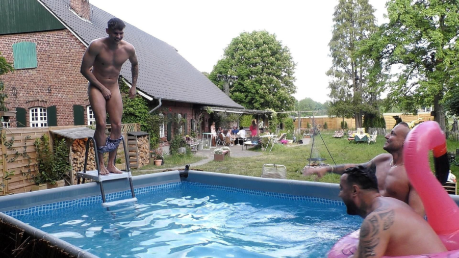Marcel Dähne springt nackt in den Pool