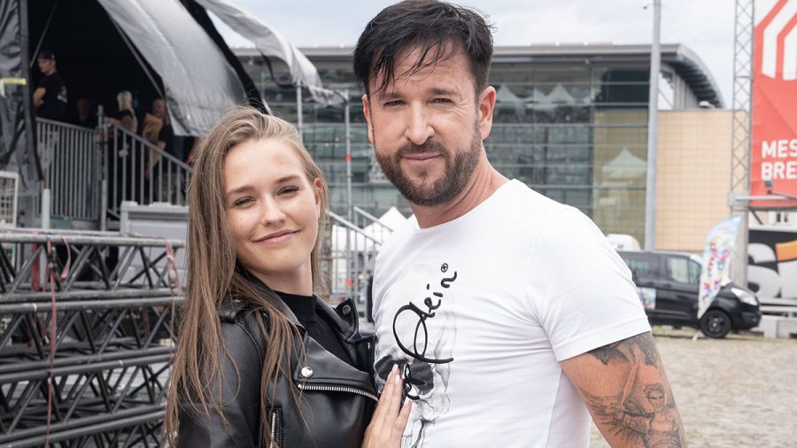 Michael Wendler und Laura Müller lächeln in die Kamera